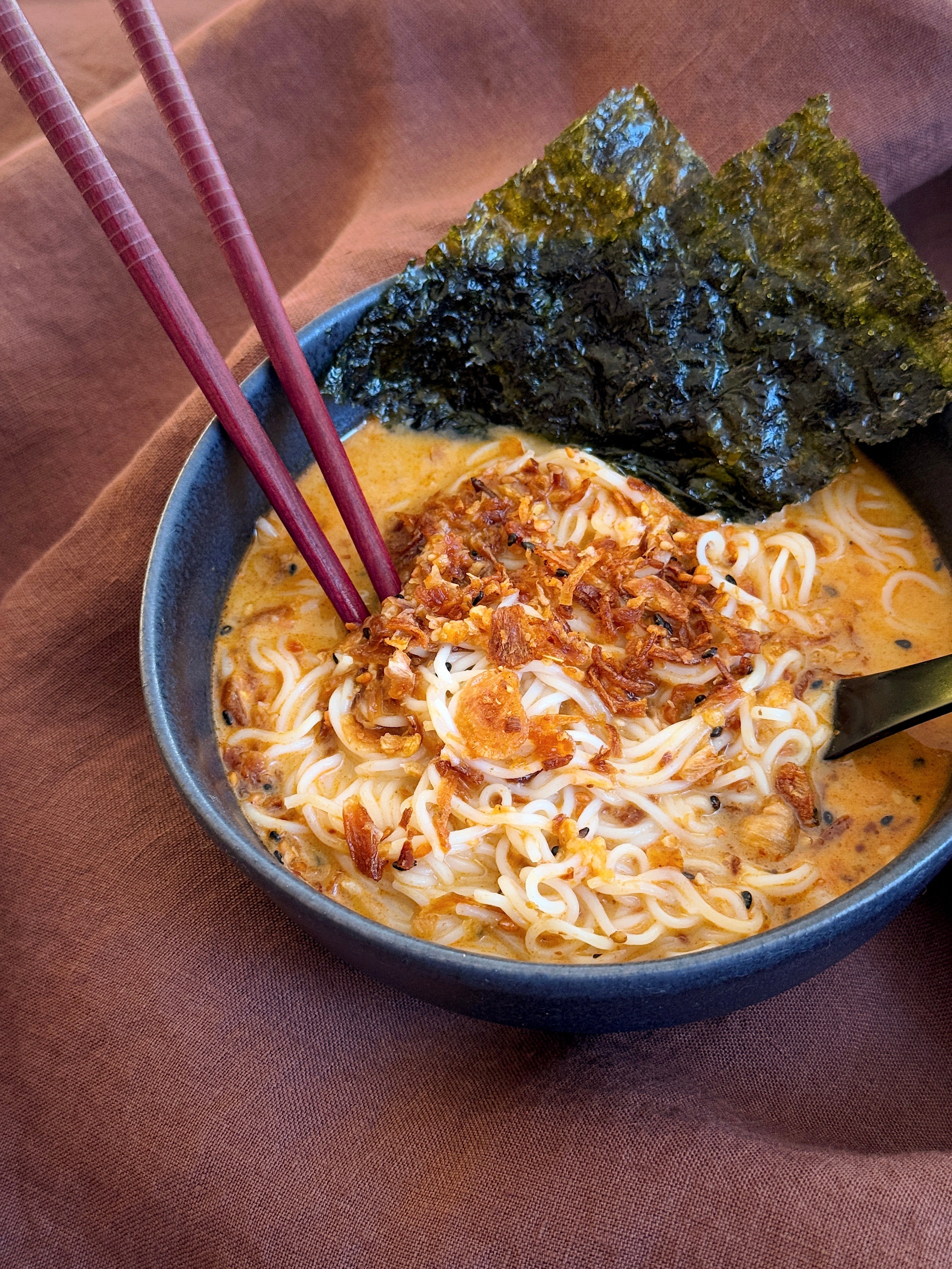 10-MINUTE CREAMY TOM YUM RAMEN – PUNARVI